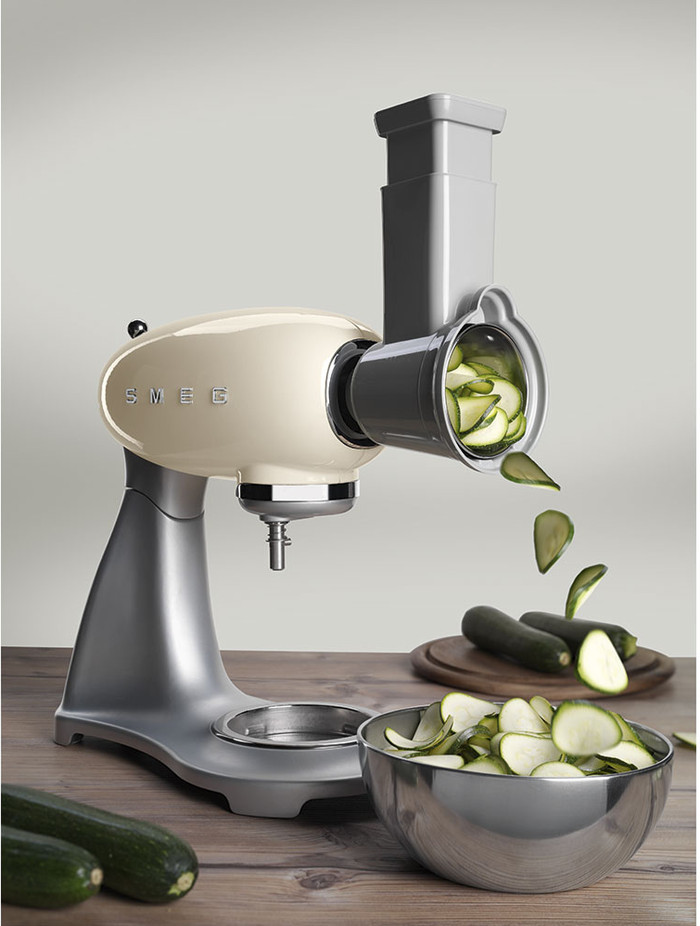 SMEG SMSG01 Gemüseschneider und Reibe produkt in gebrauch