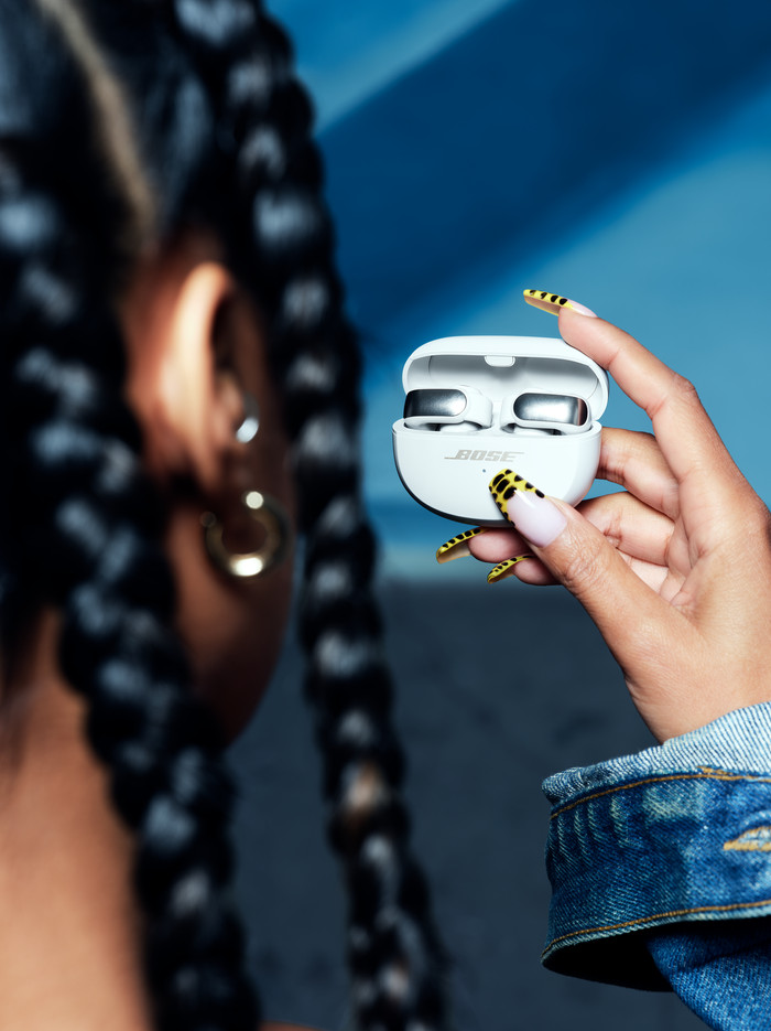 Bose Ultra Open Earbuds Weiß produkt in gebrauch