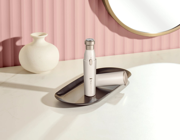 Remington BareMe 3-in-1 Facial Hair Remover WFS310 product in use