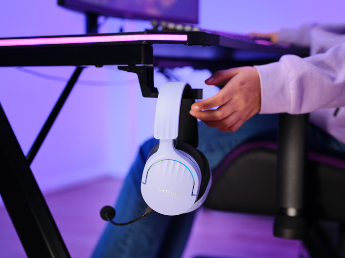 Trust Fayzo GXT491 Wireless PC/PlayStation Headset Purple product in use