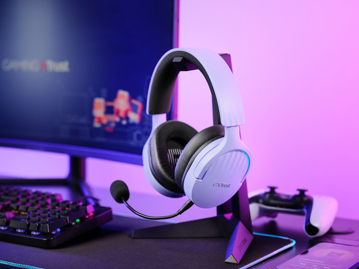 Trust Fayzo GXT491 Wireless PC/PlayStation Headset Purple product in use
