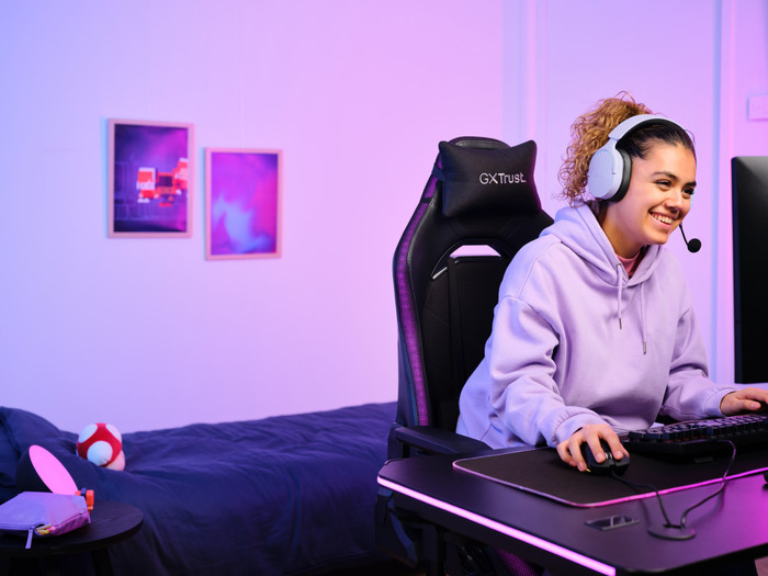 Trust Fayzo GXT491 Wireless PC/PlayStation Headset Purple product in use