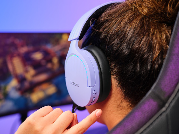 Trust Fayzo GXT491 Wireless PC/PlayStation Headset Purple product in use