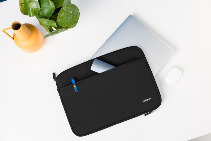 BlueBuilt Laptop Sleeve Width 37cm 15-16-Inch S Black + Nexum Wireless Mouse product in use