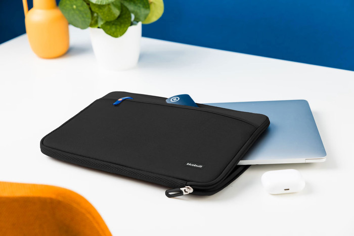 BlueBuilt Laptop Sleeve Width 37cm 15-16-Inch S Black + Nexum Wireless Mouse product in use