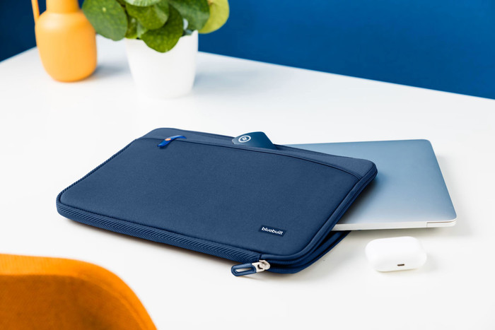 BlueBuilt Laptop Sleeve Width 31cm 13 inches M Blue product in use
