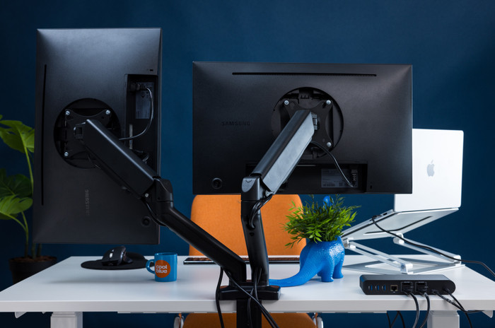 BlueBuilt Monitorhalterung Mechanische Feder für 2 Monitore produkt in gebrauch