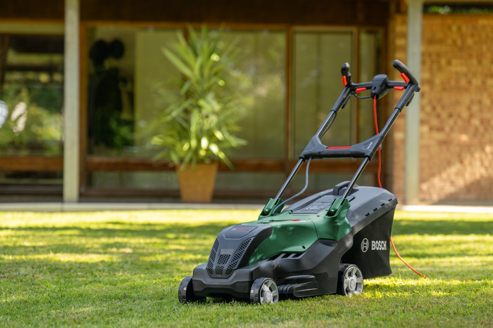 Bosch AdvancedRotak 40-650 + Easygrasscut 23 product in use