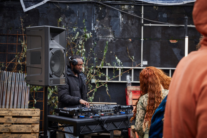 AlphaTheta Wave-Eight product in use