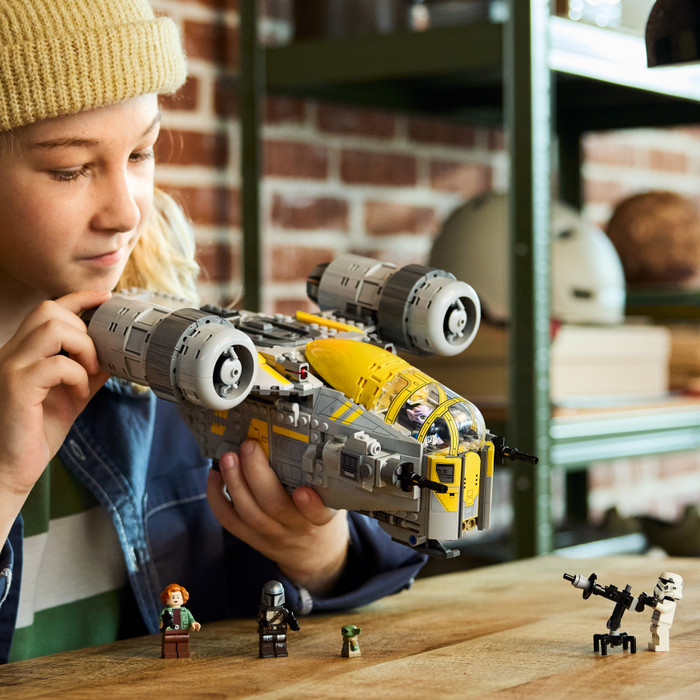 LEGO Star Wars Razor Crest 75447 produkt in gebrauch