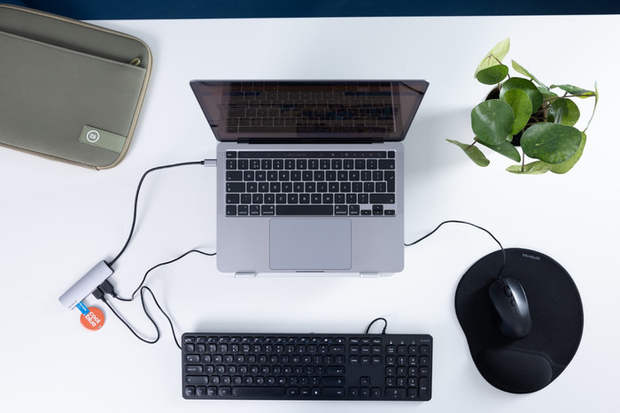 BlueBuilt 4-Port USB-A/C 3.0 Hub product in use