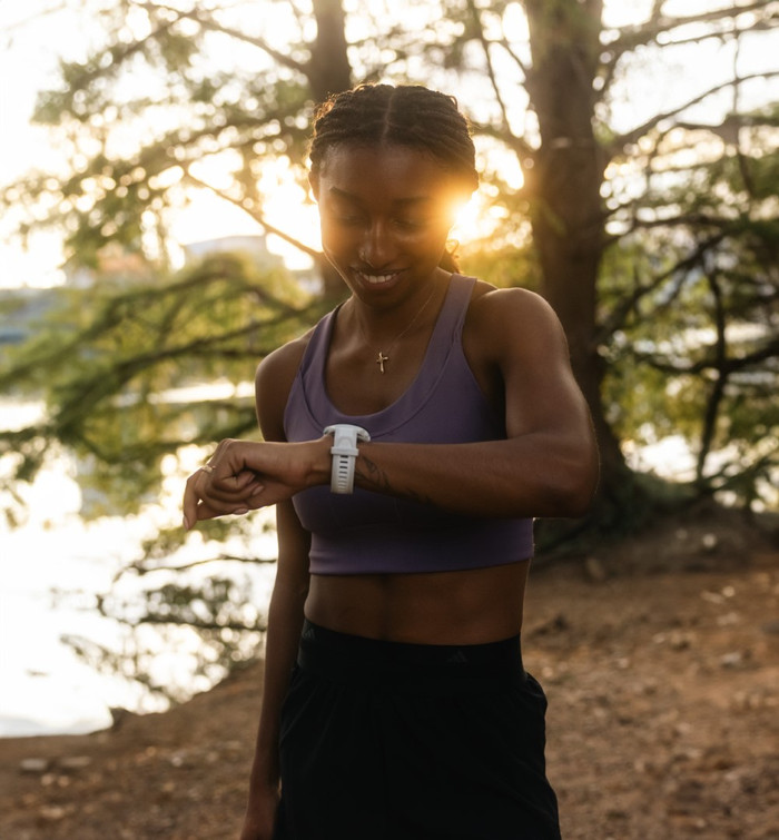 Garmin Forerunner 165 Gray/White product in use