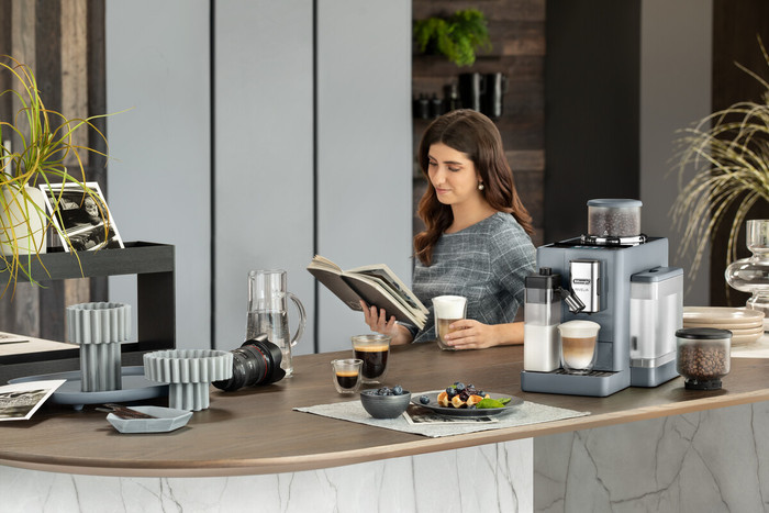 De'Longhi Rivelia EXAM440.55.G product in use