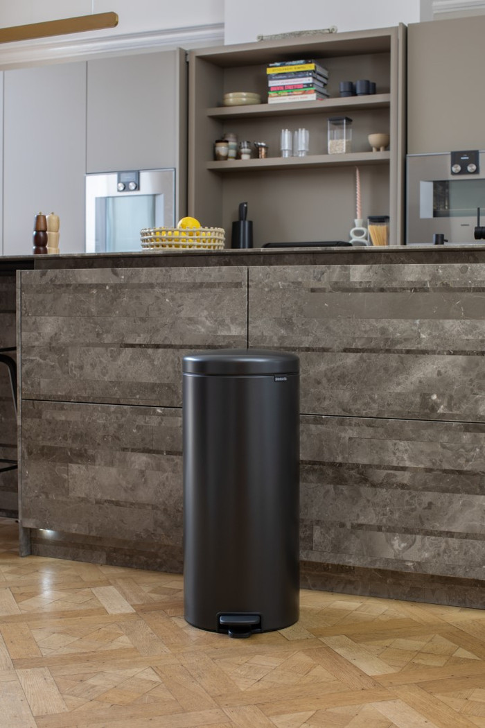 Brabantia NewIcon Treteimer 30 Liter Confident Grey produkt in gebrauch
