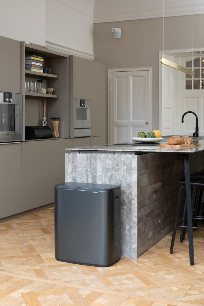 Brabantia Bo Touch Bin 60 Liter Confident Grey produkt in gebrauch