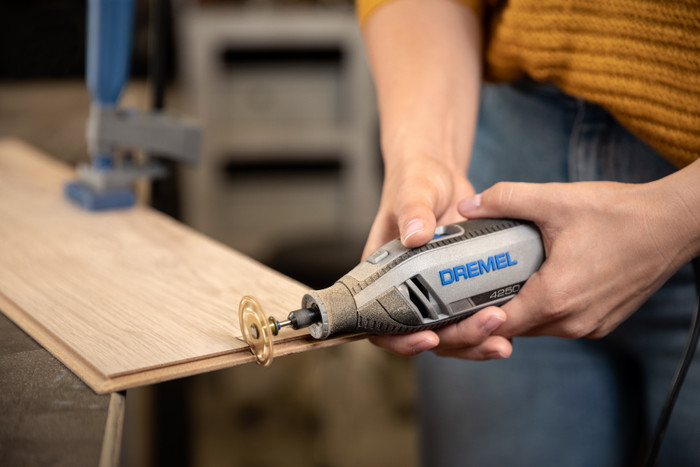 Dremel 4250 JF + 45-teiliges Zubehörset produkt in gebrauch