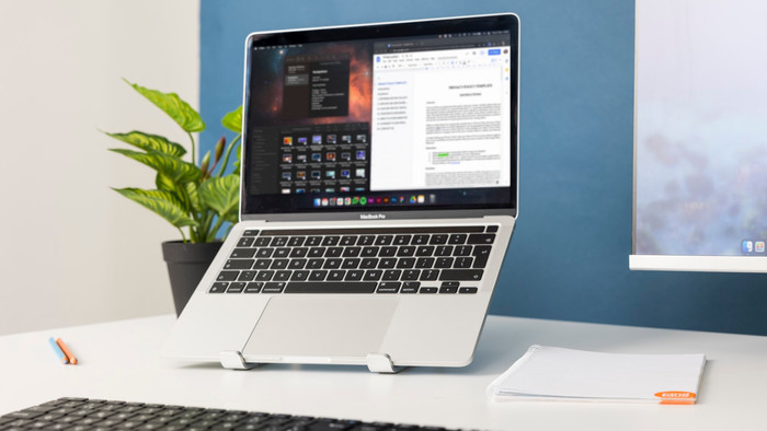 BlueBuilt Laptopständer faltbar/verstellbar 10 - 17 Zoll produkt in gebrauch