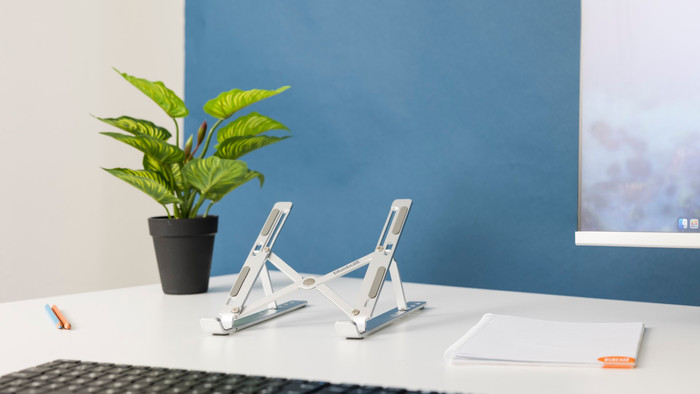 BlueBuilt Laptopständer faltbar/verstellbar 10 - 17 Zoll produkt in gebrauch