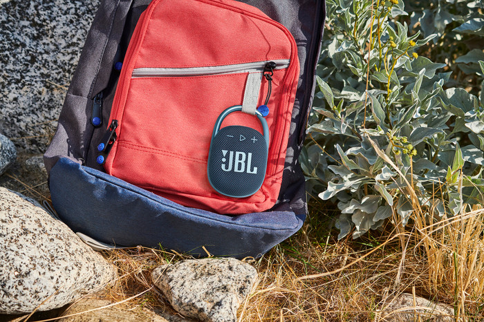 JBL Clip 5 Blau Doppelpack produkt in gebrauch