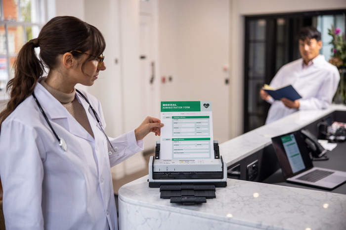 Brother ADS-1800W Scanner produkt in gebrauch