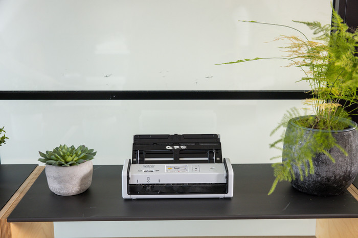 Brother ADS-1800W Scanner produkt in gebrauch