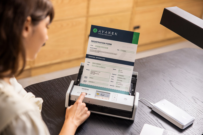 Brother ADS-1800W Scanner produkt in gebrauch