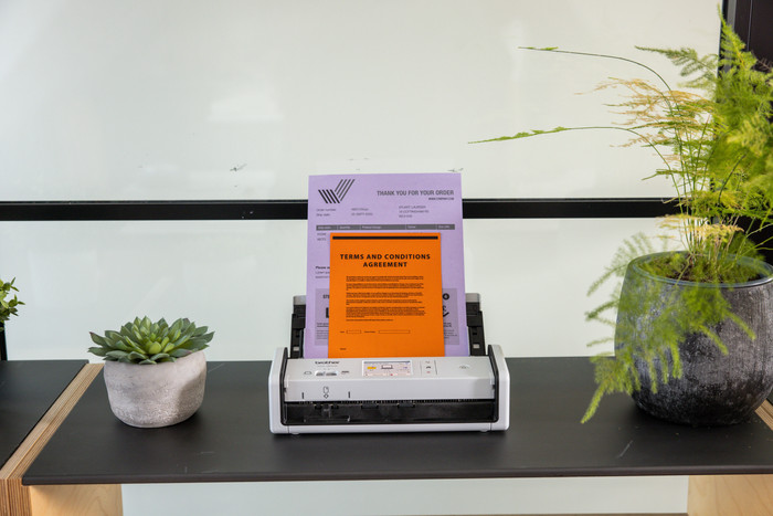 Brother ADS-1800W Scanner produkt in gebrauch