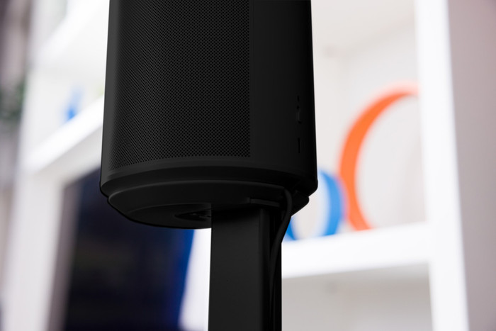 Verstellbarer BlueBuilt Ständer für Sonos Era 100 Schwarz (Doppelpack) produkt in gebrauch