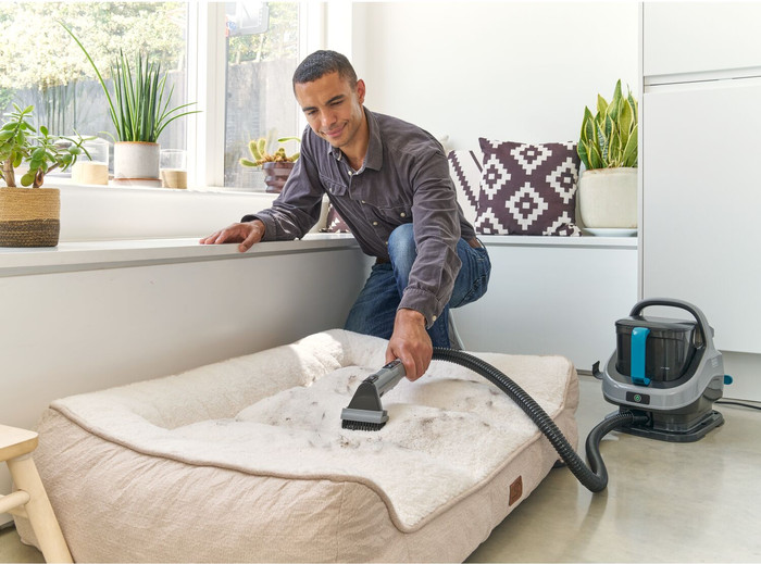 BLACK+DECKER BHSC1350CHS-QS product in use