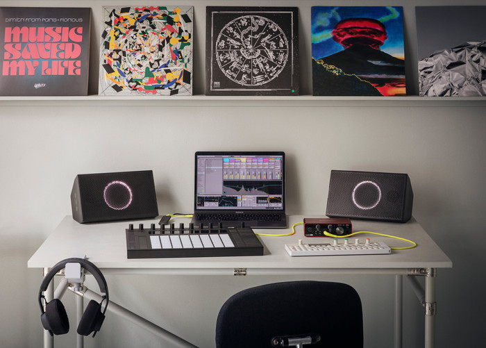 AIAIAI UNIT-4 Wireless+ (pair) product in use