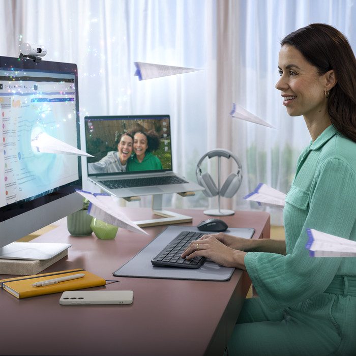 Logitech Signature Slim K950 Wireless Keyboard QWERTZ Black product in use