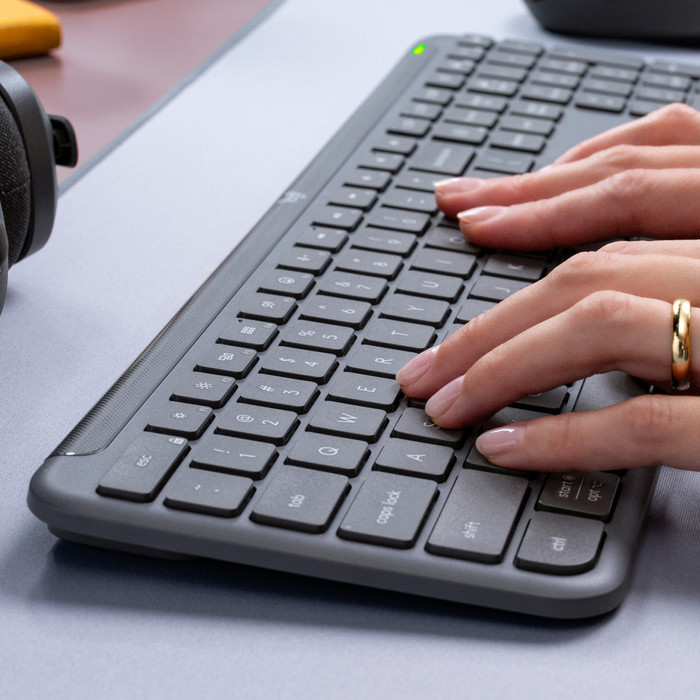 Logitech Signature Slim K950 Wireless Keyboard QWERTZ Black product in use