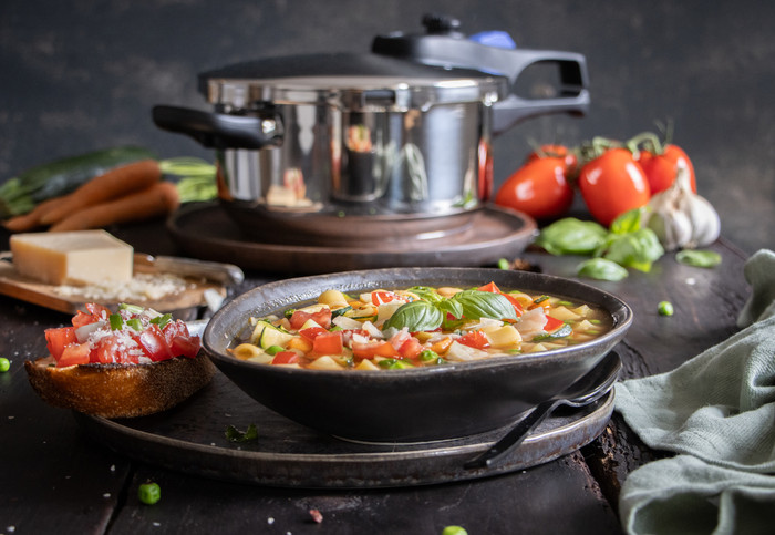 ELO Pressure Cooker Praktika Plus XS 4 L product in use