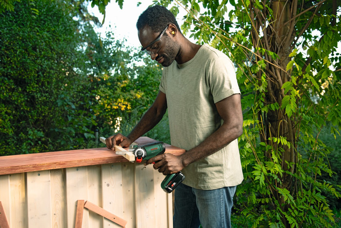 Bosch Universal Cut 18V-65 (ohne Akku) produkt in gebrauch