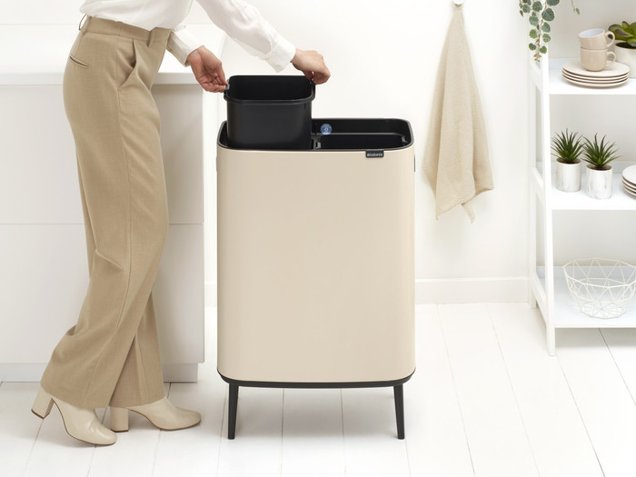 Brabantia Bo Touch Bin Hi Mülleimer 2 x 30 Liter Soft Beige produkt in gebrauch