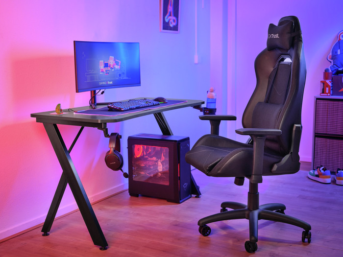 Trust GXT 700 Omnius Gaming Desk Black product in use