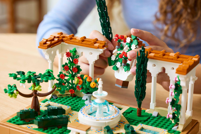 LEGO Icons Fountain Garden 10359 product in use