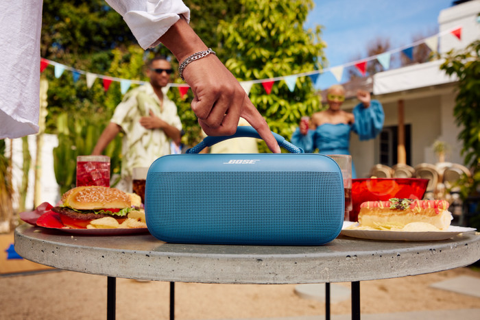 Bose SoundLink Max Blau produkt in gebrauch