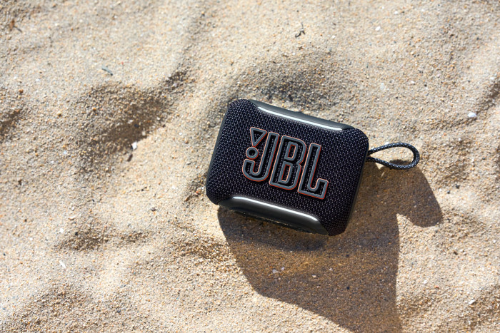 JBL Go 5 Schwarz produkt in gebrauch