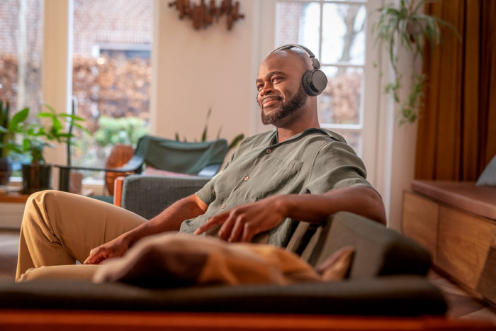 Philips TAH4209 Black product in use