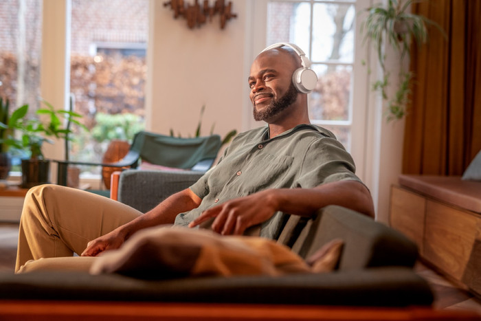 Philips TAH4209 White product in use