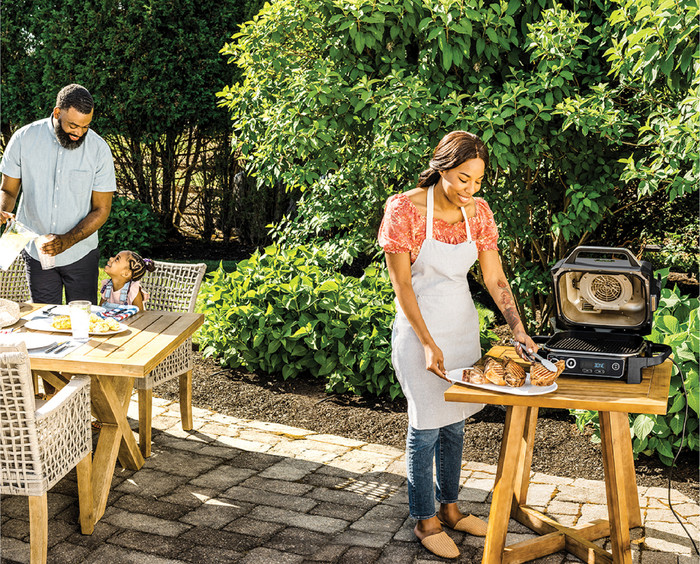 Ninja Woodfire Outdoor Grill OG701EU + Ninja Woodfire Stand product in use