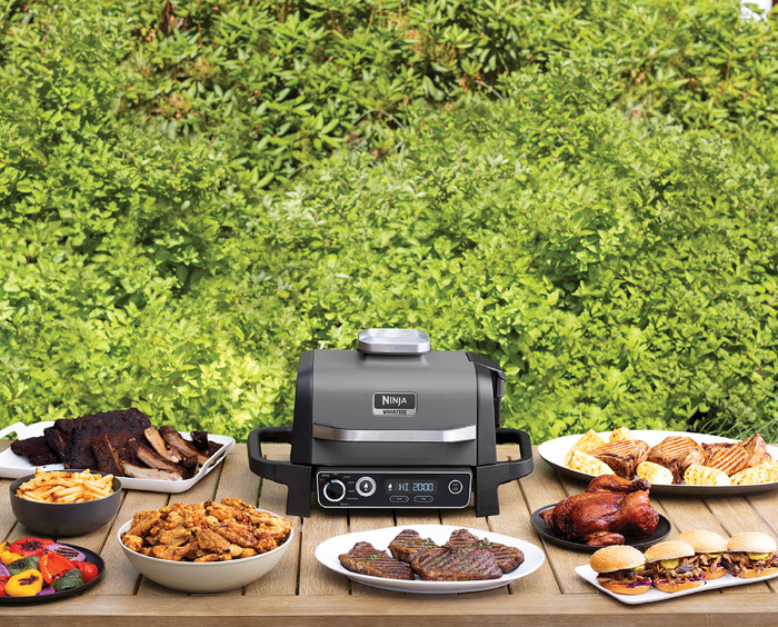 Ninja Woodfire Outdoor Grill OG701EU + Ninja Woodfire Stand product in use