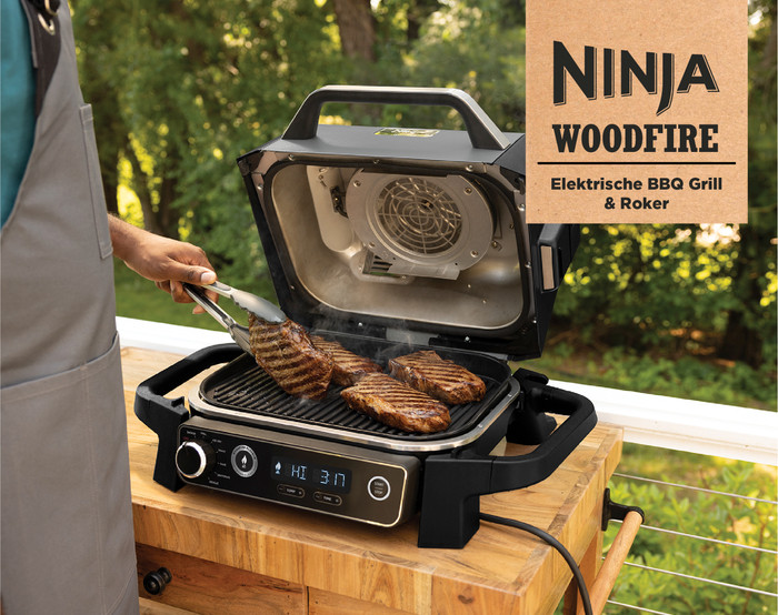 Ninja Woodfire Outdoor Grill OG701EU + Ninja Woodfire Stand product in use