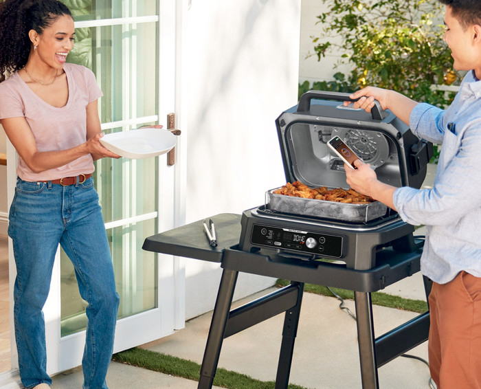 Ninja Woodfire Pro XL Elektrogrill und Smoker OG901EU produkt in gebrauch