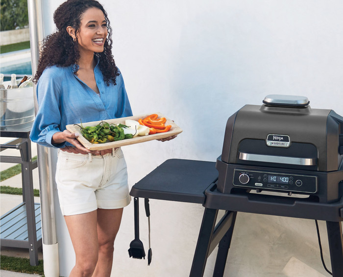 Ninja Woodfire Pro XL Elektrogrill und Smoker OG901EU produkt in gebrauch