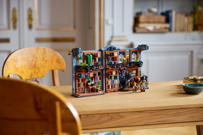 LEGO Icons Bookend: Bookstore 11379 product in use