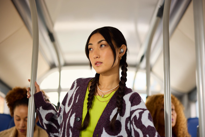 JBL Live Buds 3 Silber produkt in gebrauch