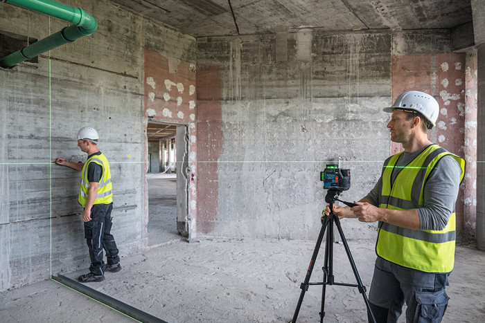 Bosch Professional GLL 12V-100-33 CG product in use