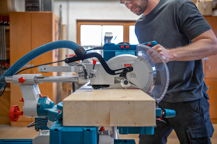 Bosch Professional GCM 305-254 D + Untergestell produkt in gebrauch